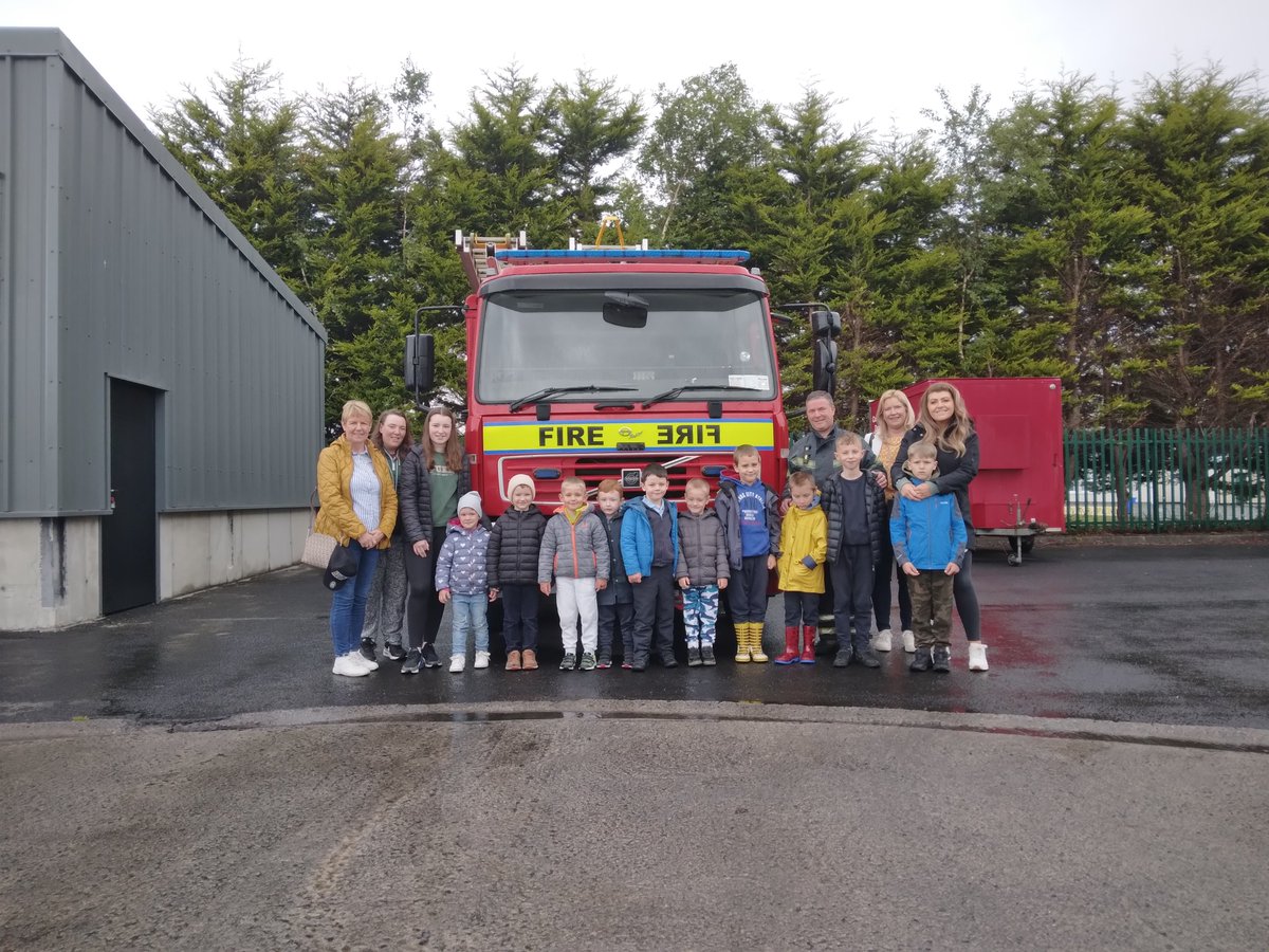 We were delighted to welcome Kinaffe National School to the station recently. Thanks to Firefighter Sean Henehan who gave several demos on our equipment and entertained the young audience throughout their visit. Water on !!!!