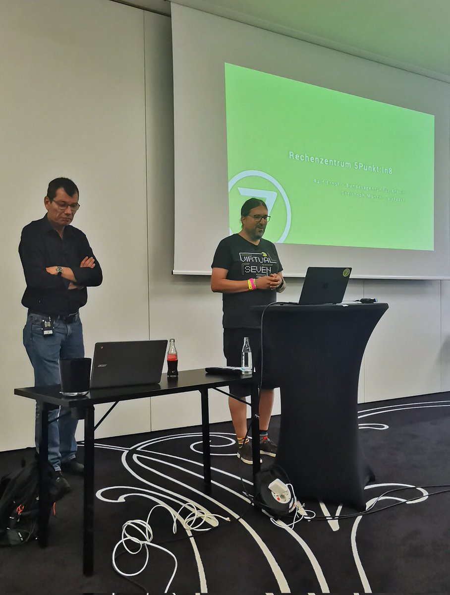 ice_scorpion's tweet photo. Christoph Münch (@virtual7) und Ralf Ernst Halten auf der #cloudland2022 im #phantasialand einen lustigen Vortrag über die Infrastruktur von Rechenzentren - es geht vor allem um Betriebsoptimierung und die visionäre Passive/Passive Topologie 
#Digitalisierung #it #CloudNative https://t.co/t7NEzvbmRp