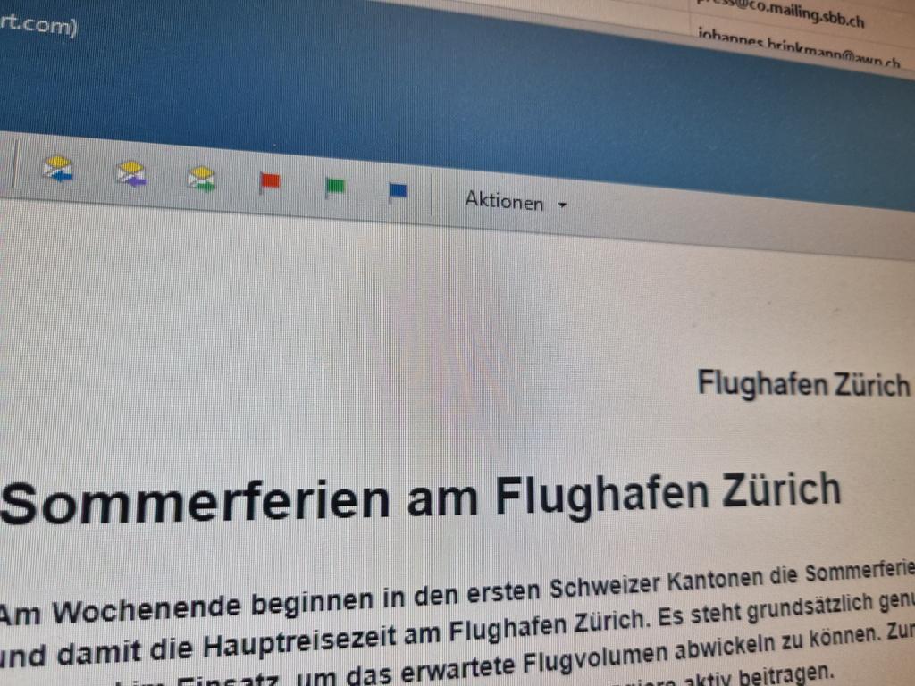 Dachte zuerst beim Lesen der Mitteilung, der <a href="/zrh_airport/">Zurich Airport</a> empfehle sich wegen der ausfallenden Flüge von <a href="/FlySWISS/">Swiss Intl Air Lines</a> als neue Feriendestination. Zuschauerterrasse statt Sandstrand, Flughafenrundfahrt statt Stadtrundfahrt, etc.