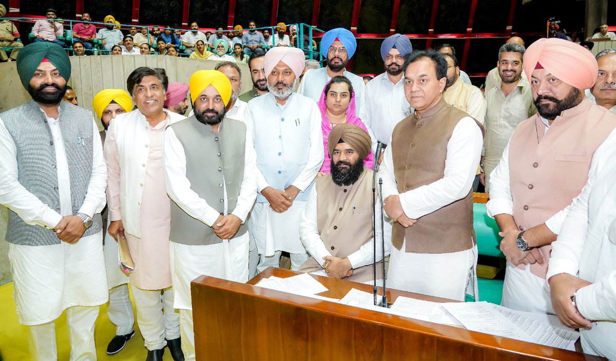 BhagwantMann's tweet photo. ਹਲਕਾ ਗੜ੍ਹਸ਼ੰਕਰ ਤੋਂ ਵਿਧਾਇਕ ਜੈ ਕ੍ਰਿਸ਼ਨ ਸਿੰਘ ਰੋੜੀ ਜੀ ਨੂੰ ਸਰਬ-ਸੰਮਤੀ ਨਾਲ 16ਵੀਂ ਵਿਧਾਨ ਸਭਾ ਦੇ ਡਿਪਟੀ ਸਪੀਕਰ ਚੁਣੇ ਜਾਣ ‘ਤੇ ਵਧਾਈ..

ਮੈਨੂੰ ਪੂਰਨ ਆਸ ਹੈ..ਰੋੜੀ ਜੀ ਆਪਣੀ ਨਵੀਂ ਜ਼ਿੰਮੇਵਾਰੀ ਪੂਰੀ ਤਨਦੇਹੀ, ਦ੍ਰਿੜਤਾ ਅਤੇ ਨਿਰਪੱਖ ਹੋ ਕੇ ਬਾਖ਼ੂਬੀ ਨਿਭਾਉਣਗੇ.. https://t.co/72CToT6pBy