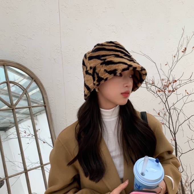 jaewvawja's tweet photo. 🐯บัคเก็ตขนมิ้งค์ รุ่นนี้เนื้อผ้านุ่มนิ่มมากค่า ได้ไปคุ้มกับราคาแน่นอน 

Size : Freesize  
58 cm.
ขอบปีกยาว 5.5 cm.

Color :  น้ำตาล🤎

🏷 250.- ส่งฟรี https://t.co/UHf71Y9iKY