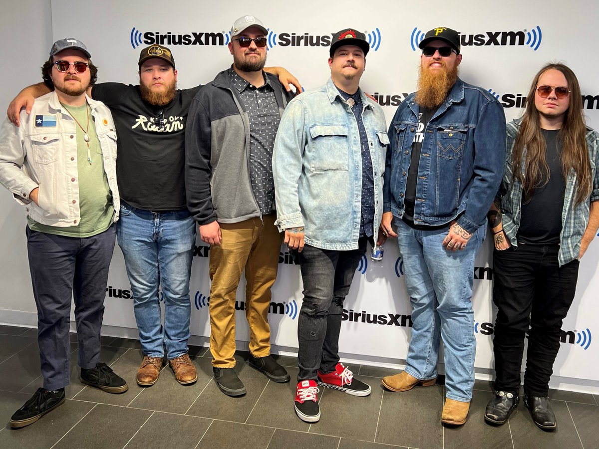 siriusxmoutlaw's tweet photo. .@49winchester mini-concert
#FortuneFavorsTheBold #InsideOutlaws FRI 7/1 9pET; SAT 7/2 9aET; SUN 1p&amp;9pET &amp; MON 7/4 12p&amp;10pET @SIRIUSXM Ch60 #OutlawCountry #SXM app &amp; https://t.co/Y7yOlOlHQH https://t.co/1BX1W6zBeR