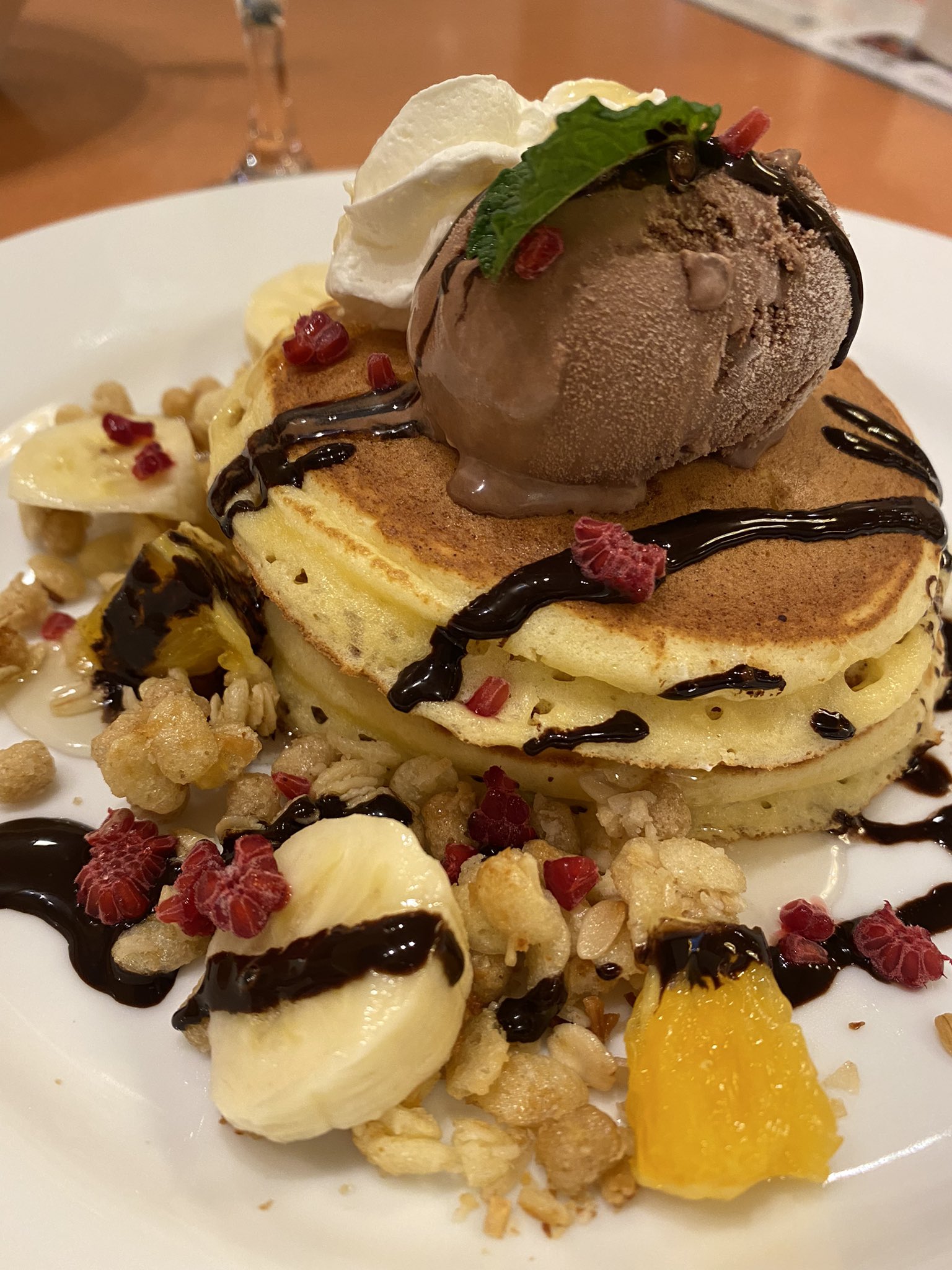 瓦屋トネ 駆け込みバースデー 今年のバースデーパンケーキ 盛り付けがとても綺麗 あれ パンケーキの間にもフルーツとクリームがいるよ 嬉しい はぁ 美味しい 誕生月 色々あったけど このパンケーキで〆は嬉しい 店員のお姉さんも可愛いくて