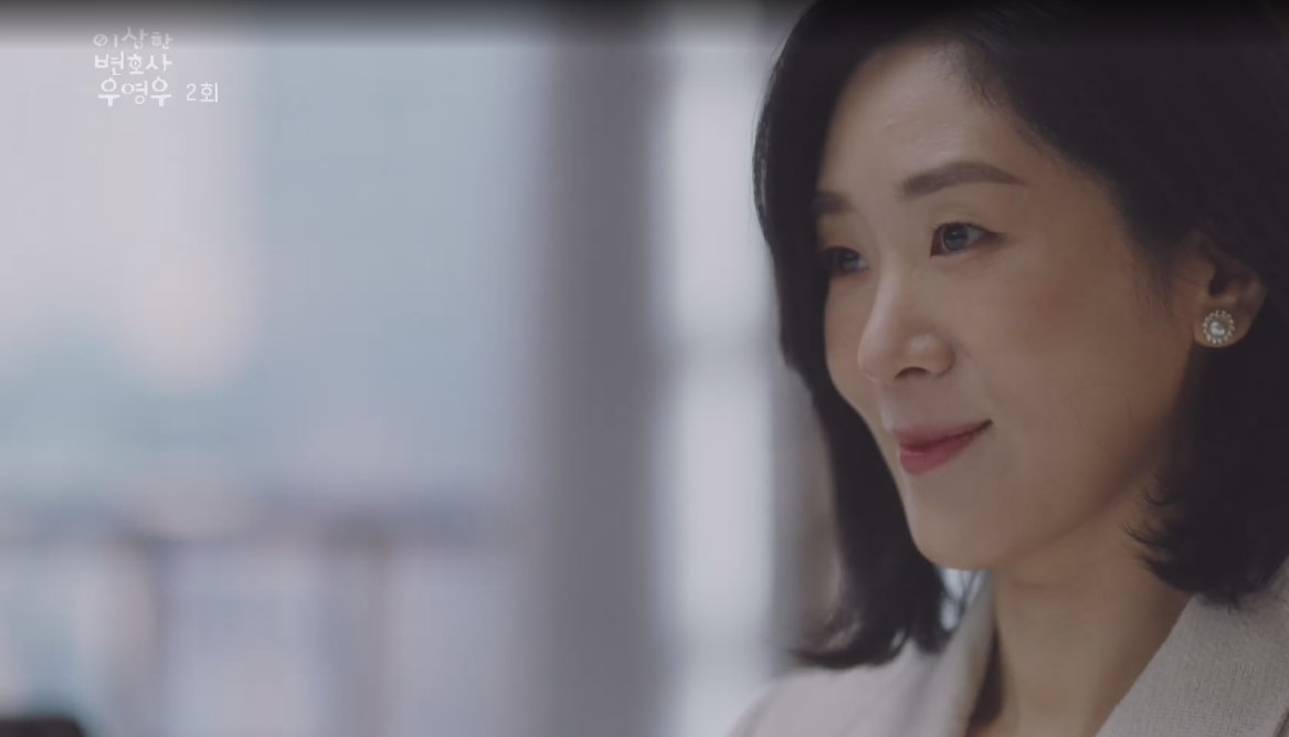 I wonder how this lady is related to Young Woo. #ExtraordinaryAttorneyWooEp2 

I'm quite impressed with #BaekJiWon's acting chops especially seeing her last in #Snowdrop and she was such an annoying character there.