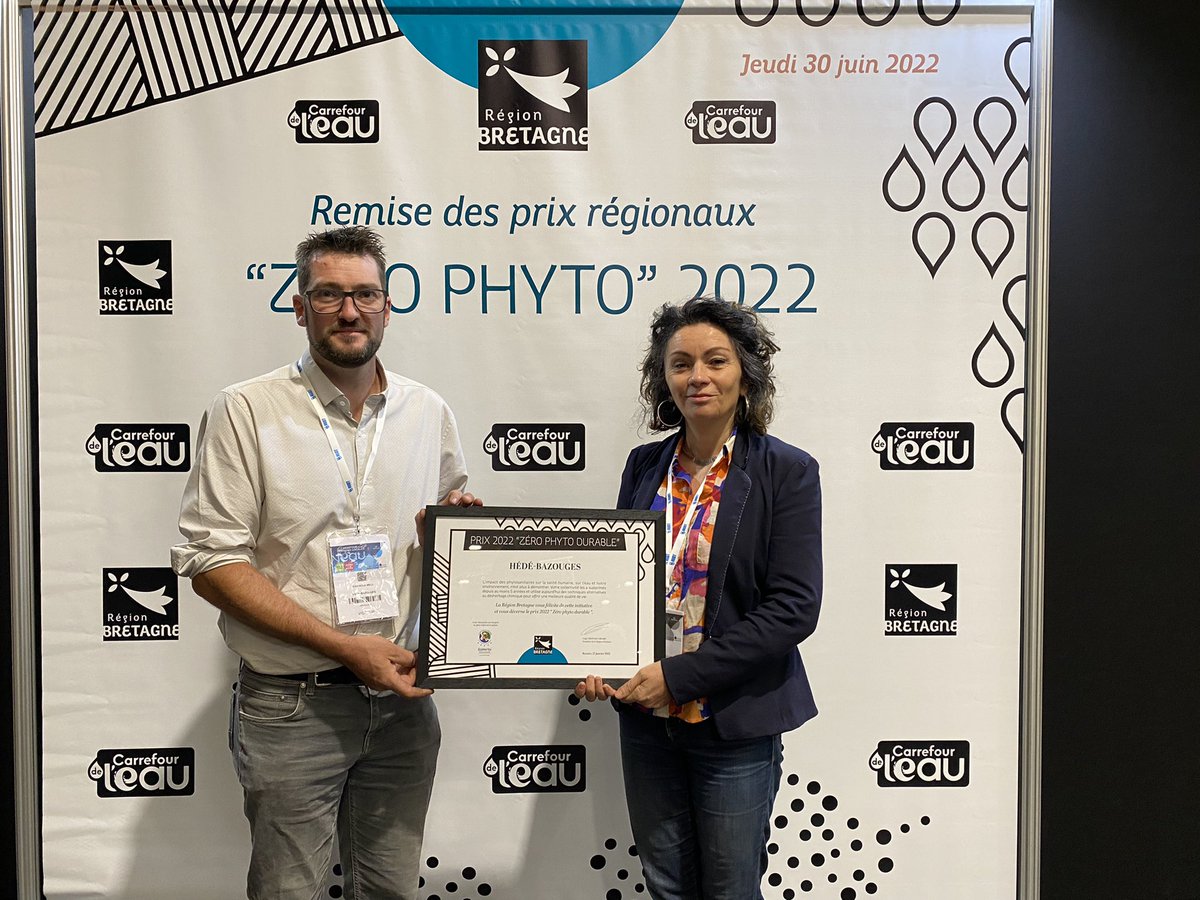 [ZERO PHYTO] La mairie reçoit le prix #zérophyto durable👏 de la <a href="/regionbretagne/">Région Bretagne</a> qui récompense les communes engagées dans la non utilisation de produits phytosanitaires 🌱depuis plus de 5 ans. Tout ceci est possible grâce à l’implication de nos agents techniques 👏