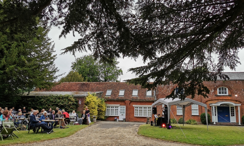 What a lovely evening last week during our 'Night on the Lawn' event outside the Coach House with the talented Rob Tidbury. 

Many thanks to the lovely team at @more_of_the_good_stuff for organising such a lovely event, we're excited for much more to come this summer!