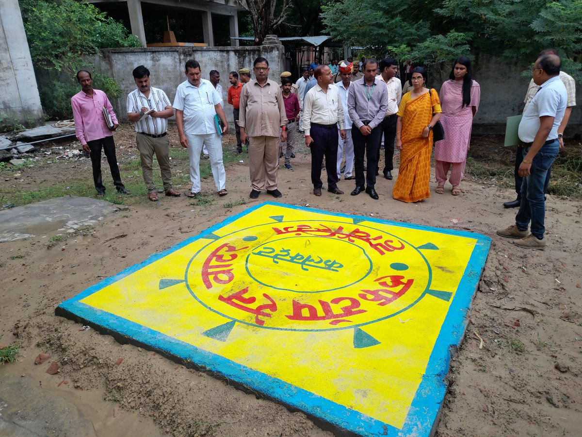 DMFarrukhabadUP's tweet image. श्रीमती स्मृति शरन,संयुक्त सचिव ग्रामीण विकास विभाग भारत सरकार एवं श्री सागर तकनीकि सहायक ने जिलाधिकारी श्री संजय कुमार सिंह व मुख्य विकास अधिकारी के साथ कलेक्ट्रेट परिसर में नव निर्मित रैनवाटर हार्वेस्टिंग का निरीक्षण किया। 
@CMOfficeUP
@CommissionerKnp
@PMOIndia @cdofarrukhabad