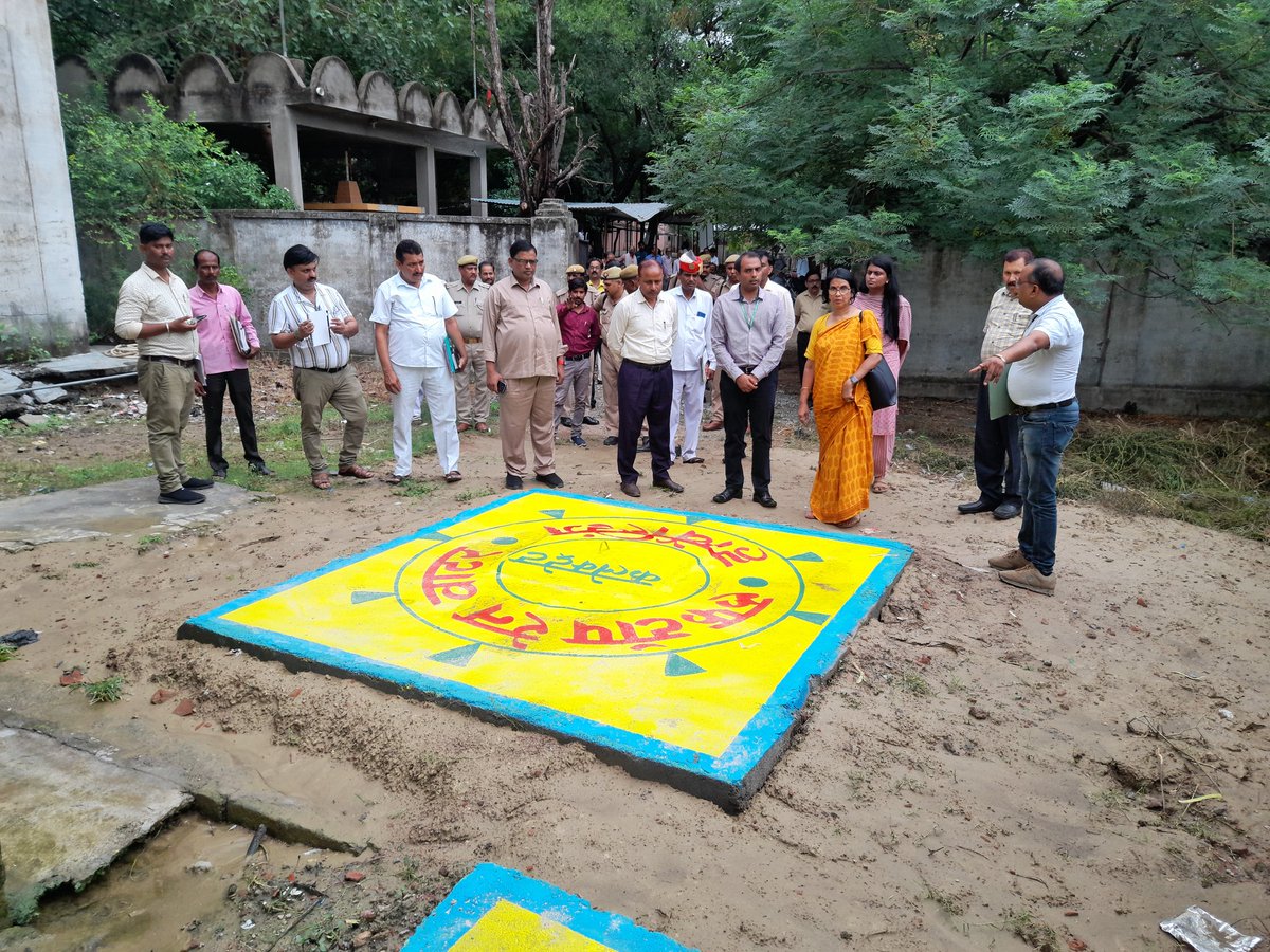 DMFarrukhabadUP's tweet image. श्रीमती स्मृति शरन,संयुक्त सचिव ग्रामीण विकास विभाग भारत सरकार एवं श्री सागर तकनीकि सहायक ने जिलाधिकारी श्री संजय कुमार सिंह व मुख्य विकास अधिकारी के साथ कलेक्ट्रेट परिसर में नव निर्मित रैनवाटर हार्वेस्टिंग का निरीक्षण किया। 
@CMOfficeUP
@CommissionerKnp
@PMOIndia @cdofarrukhabad