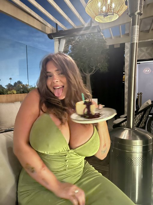 Bday festivities have begun 🥂😋 https://t.co/sKvLU4HooT