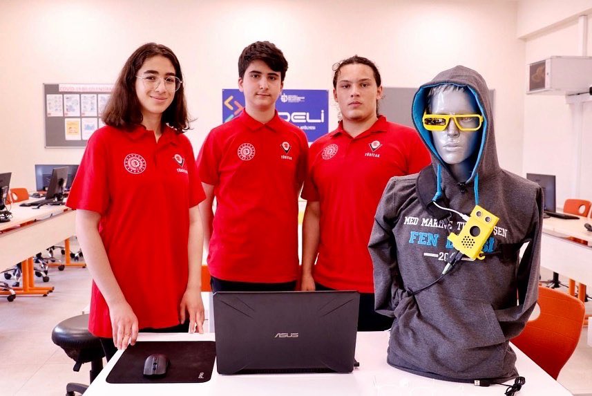 KodeliProjesi's tweet photo. Tübitak 2204-A Lise Öğrencileri Araştırma Projeleri Yarışması’nda görme engelli bireyler için "akıllı gözlük" tasarlayarak Türkiye 3.sü olan okulumuzu ve öğrencilerini tebrik ediyoruz.😊👏🏼👏🏼 
#kodeli #robotikkodlama 
📍Körfez - Med Marine Tuncer Şen Fen Lisesi https://t.co/JatonDDjbC