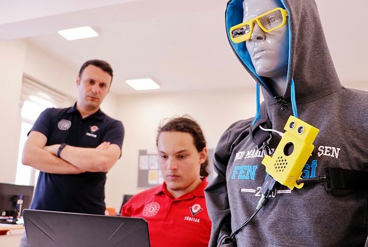 Tübitak 2204-A Lise Öğrencileri Araştırma Projeleri Yarışması’nda görme engelli bireyler için "akıllı gözlük" tasarlayarak Türkiye 3.sü olan okulumuzu ve öğrencilerini tebrik ediyoruz.😊👏🏼👏🏼 
#kodeli #robotikkodlama 
📍Körfez - Med Marine Tuncer Şen Fen Lisesi