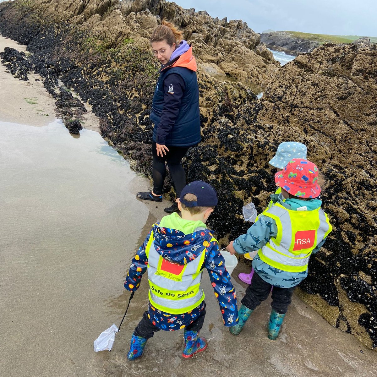 Nice day out at St Finians Bay last Monday with Glen Pre School for a seashore safari!🦀🦐 #seasynergy #seasynergyireland #rockpooling #seashore #seashoresafari #marineawareness #marineconservation #keepexploring #wildatlanticway #kerry #whatsoninwaterville #activitycenter