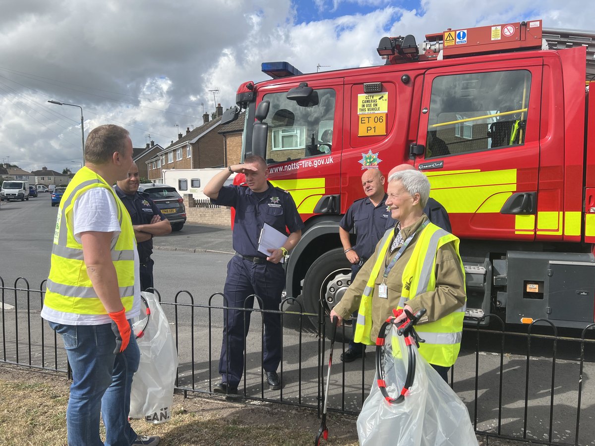 Our partners from <a href="/nottsfire/">Nottinghamshire Fire and Rescue Service</a> are out performing Safe and Well checks today as part our Bilsthorpe day of action! 🚒

Officers are knocking on doors to chat to local residents about safety in their home.

#MakingNewarkandSherwoodSafer