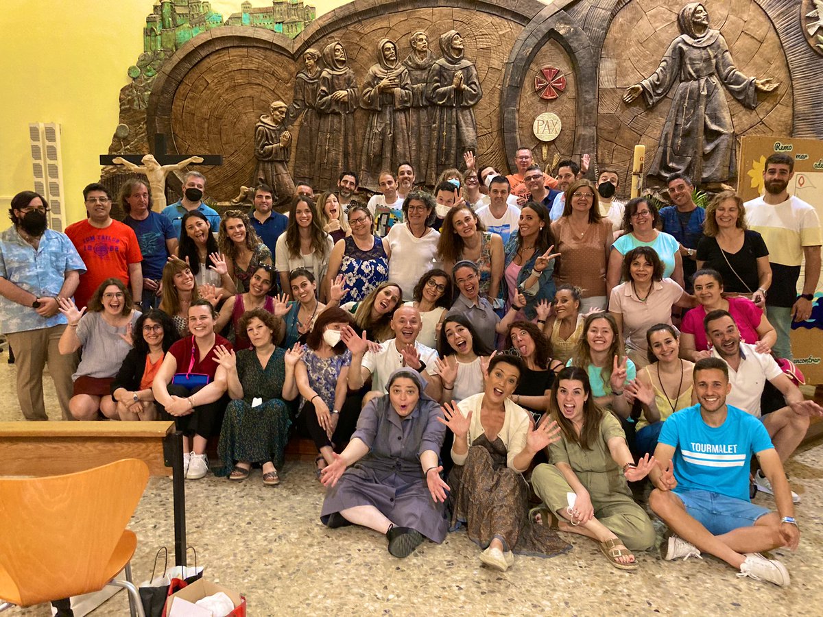 NAZARETSANBLAS's tweet photo. Hoy es un día para festejar 🎉 #ClaustroFinal para celebrar los #25años de Charo, NuriaM, NuriaF y Alberto y las #jubilaciones de Yolanda y Mariate. Con este #equipo siempre #MásYMejor #Excelsior ¡Ahora a por el #verano ☀️! #Nazaret 🧡 https://t.co/nWhjsIkd48