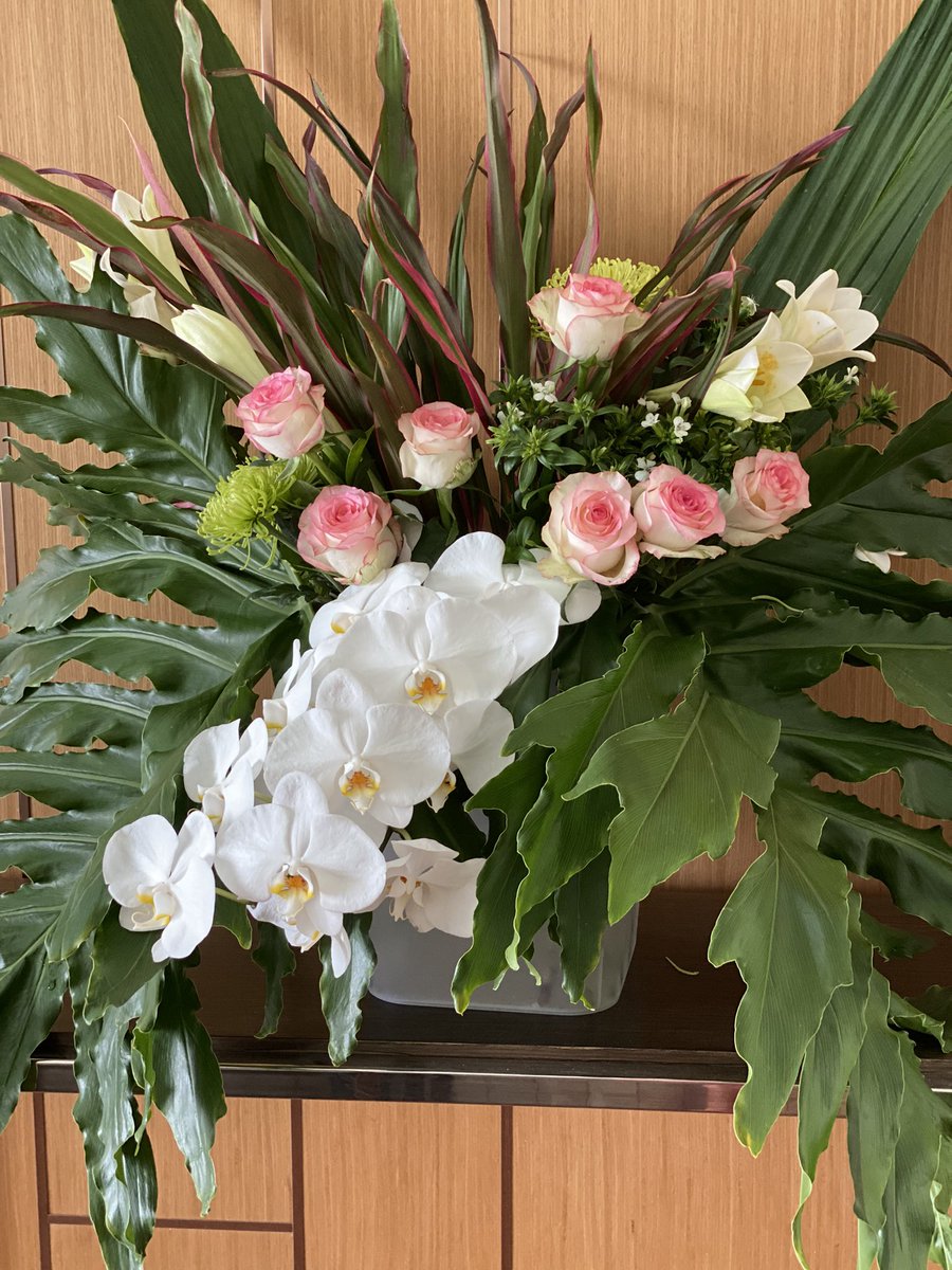 classflipper's tweet image. Absolutely stunning flower arrangement from @SHBriverside