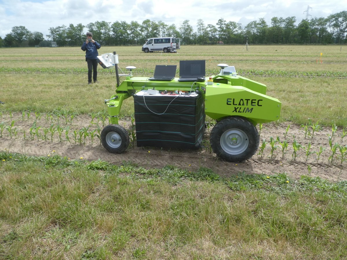 Agrotechnopole's tweet photo. La semaine du 6 au 10 Juin, l’ @Agrotechnopole a accueilli sur son site de Montoldre dans l’Allier (03) la compétition ACRE (Agri-food) de METRICS. Des participants ont pu challenger leur système de navigation et de désherbage. Merci à tous de leur implication ! @METRICSproject1 https://t.co/vQrS49OC8q