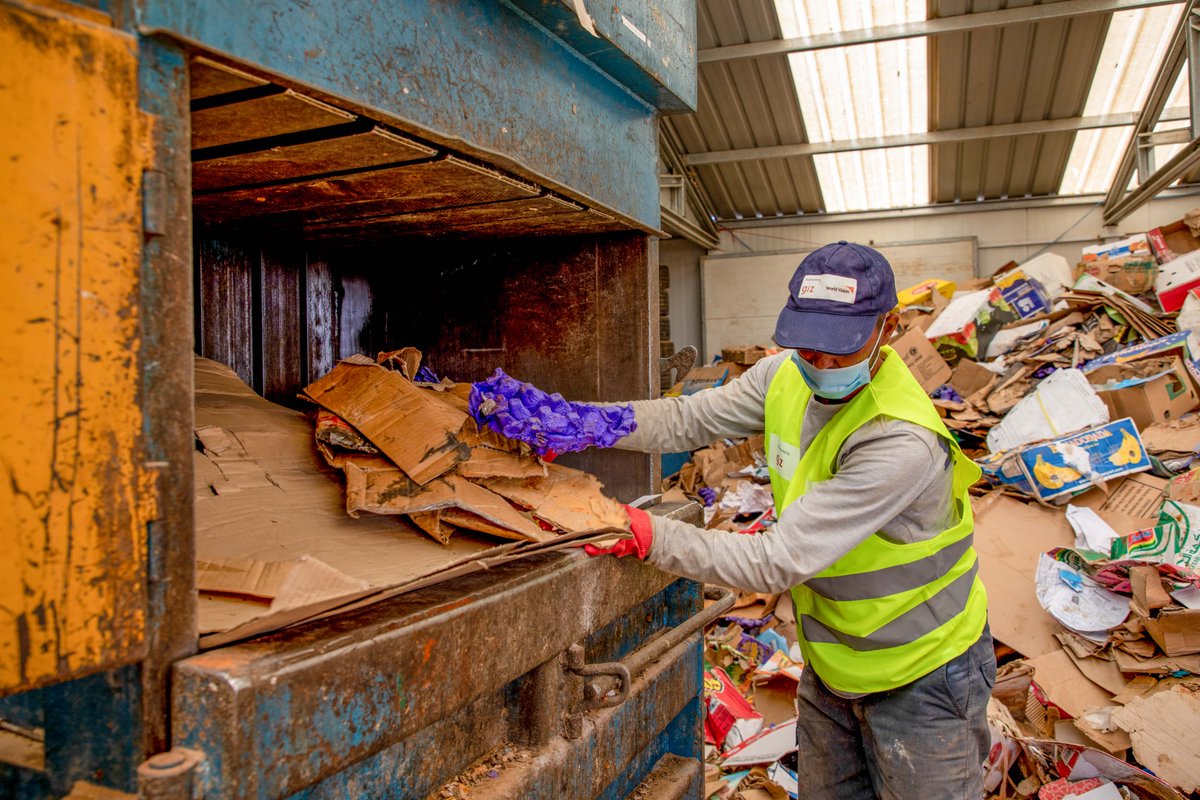 WorldVisionSR's tweet photo. Cool summery nights are approaching π
In #Jordan, this means it is crucial to dispose of #waste properly to avoid unpleasant smells that might affect our respiratory system.
@EUinJordan @BMZ_Bund @giz_gmbh
#Syria l #Waste_management l #Azraq_camp https://t.co/Gx5g9Uqlab