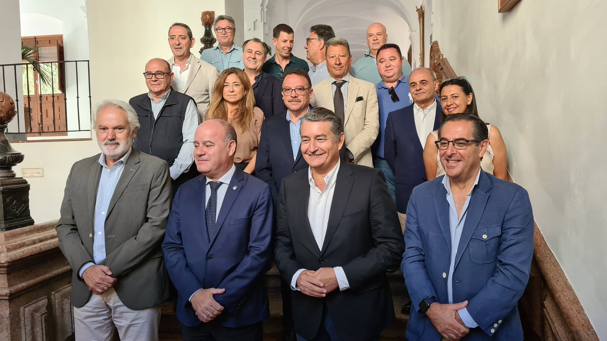 E112Andalucia's tweet photo. El viceconsejero de @InteriorJunta @antoniosanz y todos los jefes de servicio han tenido palabras de agradecimiento para Manuel Navajas, responsable de #ProtecciónCivil de @JuntaGranada que pasará a la jubilación este verano. "Manolo es historia viva de la Protección Civil". https://t.co/z3A79ocT1K