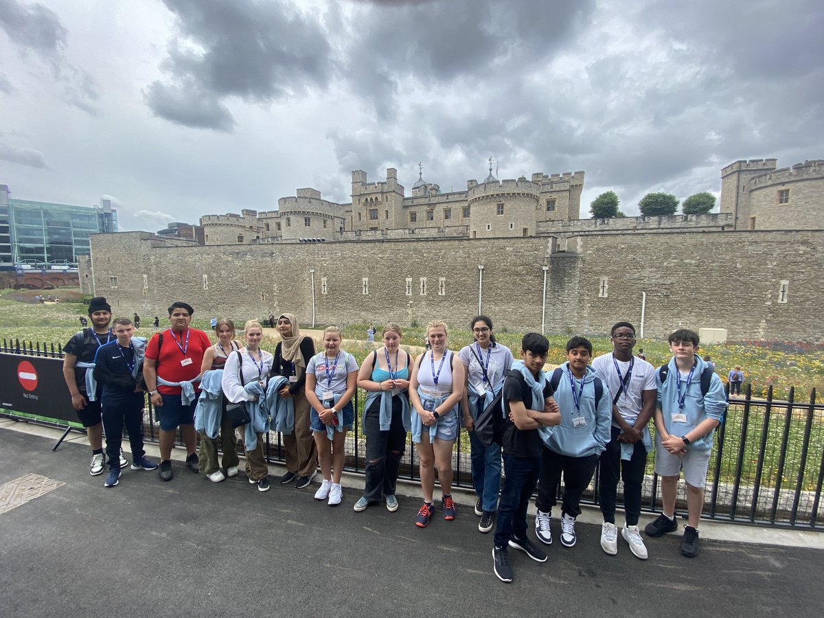 AspireFul22's tweet photo. @FulneckSchool @TowerOfLondon Year 10 are exploring a Royal Palace this morning. https://t.co/TO5ZFRlTJ2