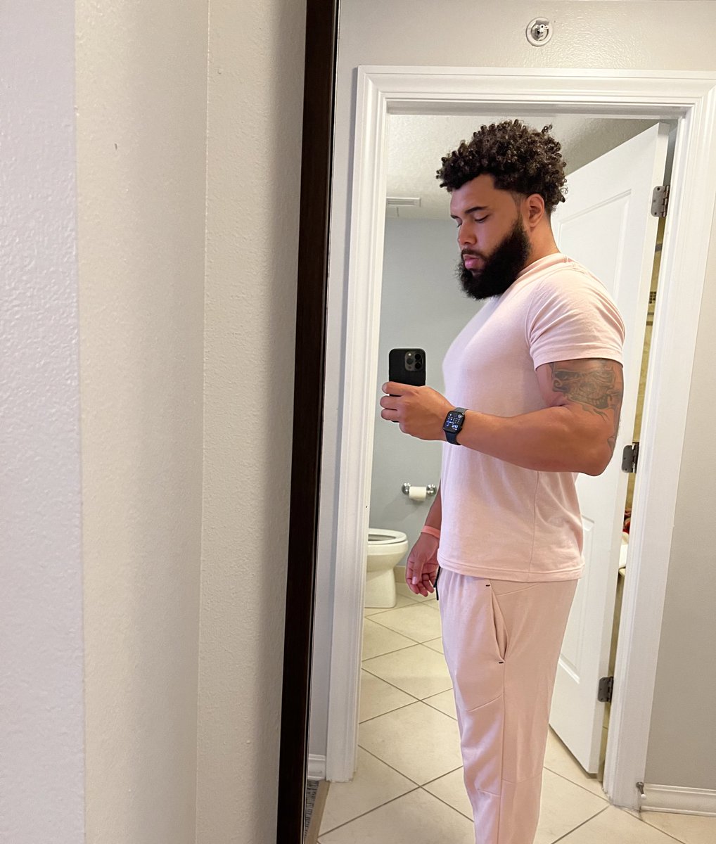 KjThaMonarch's tweet photo. It ain’t pink it’s mauve 😂 https://t.co/PqNqmjDvvq