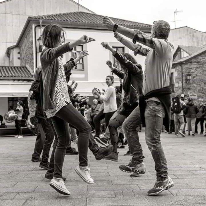 REBECA TALLÓN - Obradoiro aberto de baile 💃🏻 Este sábado ás 20:30h abrimos a programación da foliada con esta actividade para todos os públicos. Con Rebeca aprenderemos pasos e movementos para iniciarnos no tradicional. Ou desfrutar da compañía se xa sabedes. Só hai que aparecer!