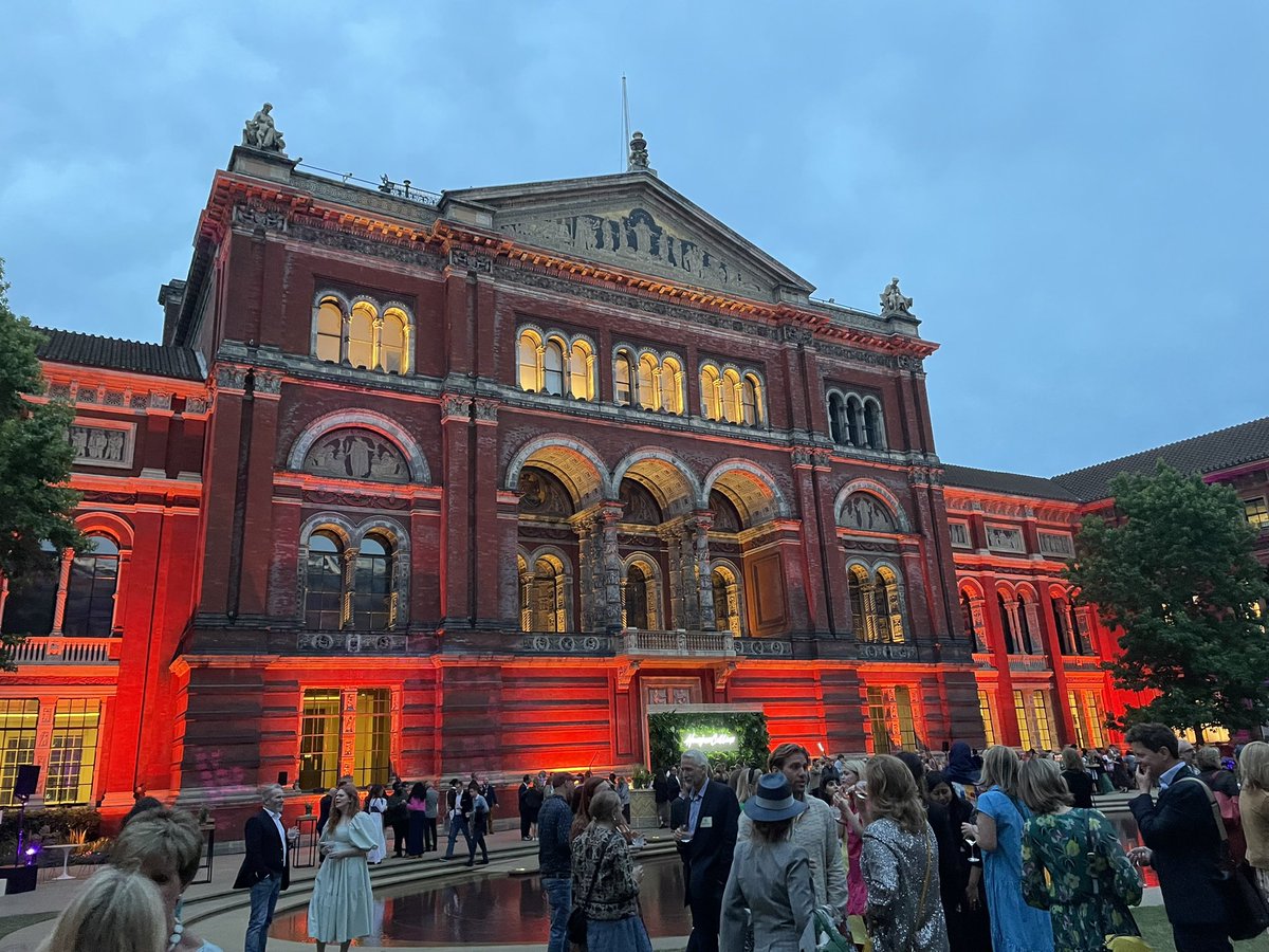 IDwrites's tweet photo. Look at the @V_and_A all dressed up 🤩🤩
Had the best time at the #HCSummerParty and @AvonBooksUK pre-party drinks chatting with so many inspiring authors and editors! (Big shout-out to the canapés,too) https://t.co/ncOCrLF7VO