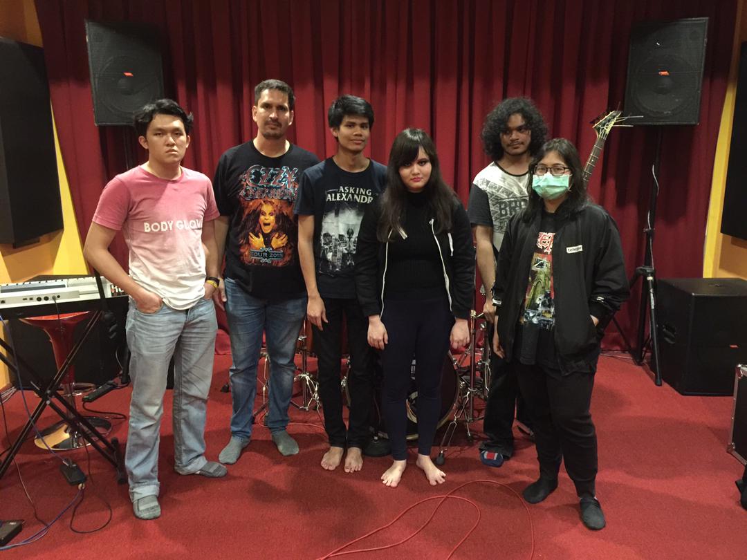 wearethemash's tweet photo. 2.) A new and up & coming band #TheWolfWithin have a bit of screamo and post hardcore in their style that might excited fans of those kinds of music. https://t.co/6uXeliOMgX