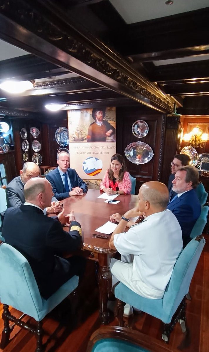 Nueva universidad adherida a la Cátedra <a href="/CeuElcano/">Cátedra Internacional CEU Elcano</a> . Bienvenido <a href="/ICES_UnivCatho/">ICES - Institut Catholique Vendée</a> . Muchas gracias a la <a href="/EmbEspFrancia/">España en Francia</a> por el apoyo y al comandante del buque escuela de la <a href="/Armada_esp/">Armada</a> por ser el anfitrión del acto.