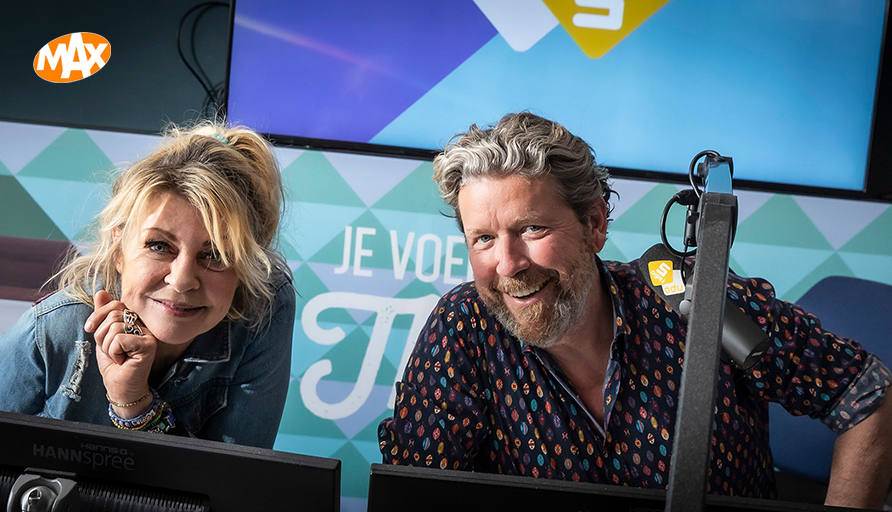 OmroepMAX's tweet image. Helaas zal 30 december de laatste uitzending zijn van De MAX!.

Tot die tijd zal @henkjansmits de presentatie op zich nemen, vanwege de gezondheidsproblemen van Manuëla Kemp is in goed overleg besloten dat ze niet meer terug zal keren.

We wensen Manuëla veel beterschap!