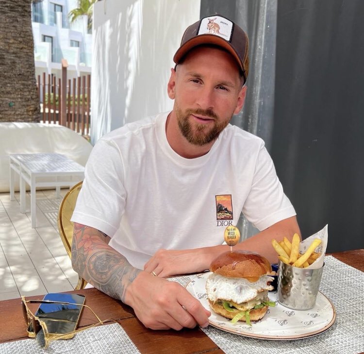 theo-on-twitter-lionel-messi-eating-the-messi-burger-named-after