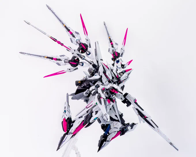 MG1/100 「エクリプスガンダム」完成しました✌️
今回は三角形のシルエットを意識してパーツを配置しシャープな感じに仕上げました。
カラーはベースホワイトに蛍光ピンクパープルの差し色で塗装してみました💪 