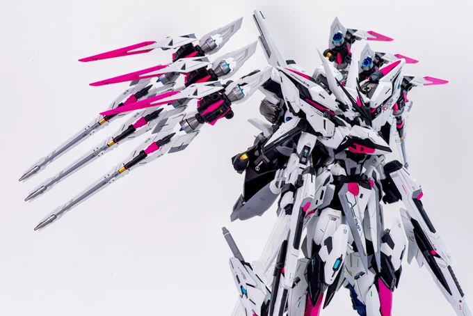 MG1/100 「エクリプスガンダム」完成しました✌️
今回は三角形のシルエットを意識してパーツを配置しシャープな感じに仕上げました。
カラーはベースホワイトに蛍光ピンクパープルの差し色で塗装してみました💪 
