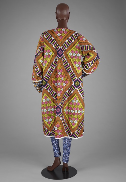V_and_A's tweet photo. Glorious patterns 🤩 

Designers such as @lisafolawiyo are reimagining Ankara cloth through innovative tailoring techniques.

See it up close in Africa Fashion, our new show opening Saturday.

Members go free.
Book tickets - https://t.co/numwV0VevZ https://t.co/nsaixa0wwQ