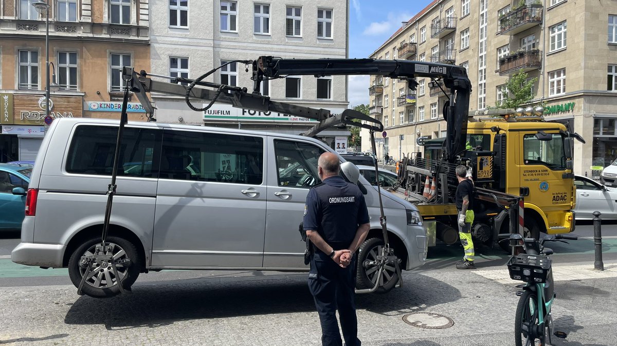 dervomamtbln's tweet photo. In der #KarlMarxStr kommt die #Verkehrswende kurzzeitig nicht so gut voran. Dieses Fahrzeug musste Platz machen (verbotswidriges Gehwegparken) um neue Fahrradbügel zu installieren in unserem #Neukölln. @BerlinNkl https://t.co/gPHzpRi1Xm