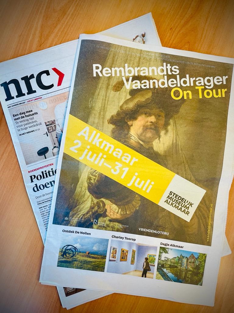 HartvNH's tweet photo. 𝑨𝒍𝒌𝒎𝒂𝒂𝒓 𝒊𝒏 𝑵𝑹𝑪 𝒃𝒊𝒋𝒍𝒂𝒈𝒆 📰
Vandaag in de NRC een fantastische bijlage over De Vaandeldrager van Rembrandt, welke de hele maand juli in Stedelijk Museum Alkmaar te bezichtigen is. Naast de tentoonstellingen wordt ook aandacht besteed aan een  bezoek aan Alkmaar. https://t.co/0xc9XCQ4ag