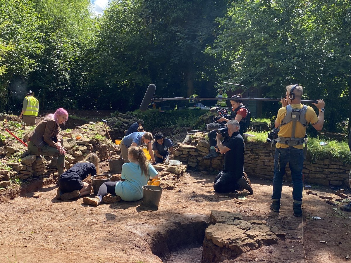 #harp22 #InternationalSummerSchool #universityofbristol #globalopportunitiesbristol #wearebristoluni #harp22 #InternationalSummerSchool #universityofbristol #globalopportunitiesbristol #wearebristoluni  #diggingforbritain Day 11: Alice Roberts with our USA Summer School Students.