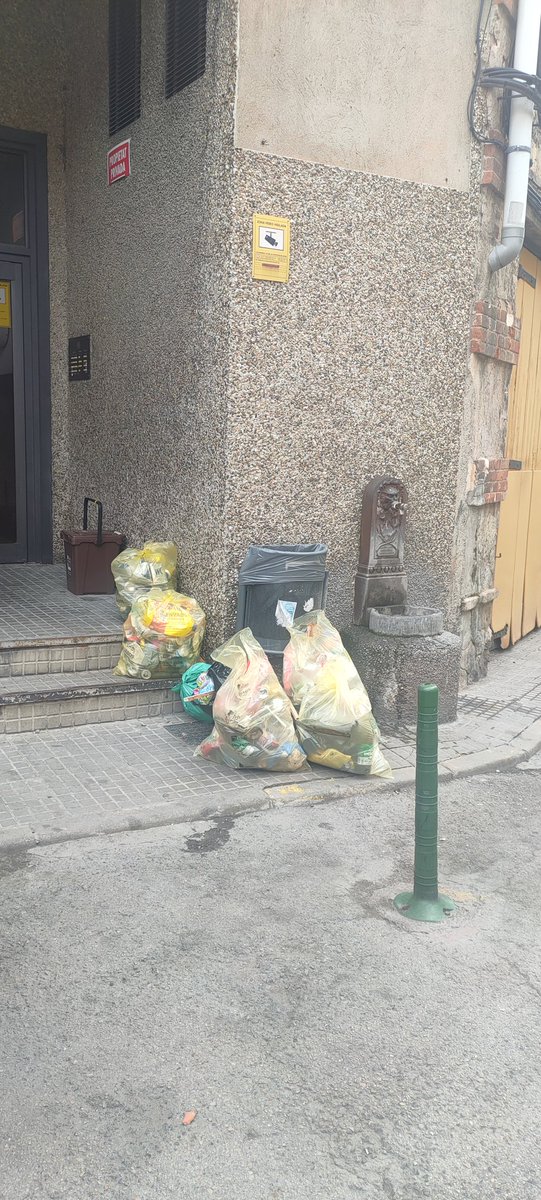 DePeguera's tweet photo. Només netejem aquesta zona quan els castellers fan barbacoa...?🫣🫣🫣
@AjuntamentBerga @ccbergueda 
#untombperberga #intramurallastyle
#portaaporta 
#elberguedaquingoigquefa 
(L'home de lultima foto recullia restes de les escombraries) https://t.co/hScrfPO8uK