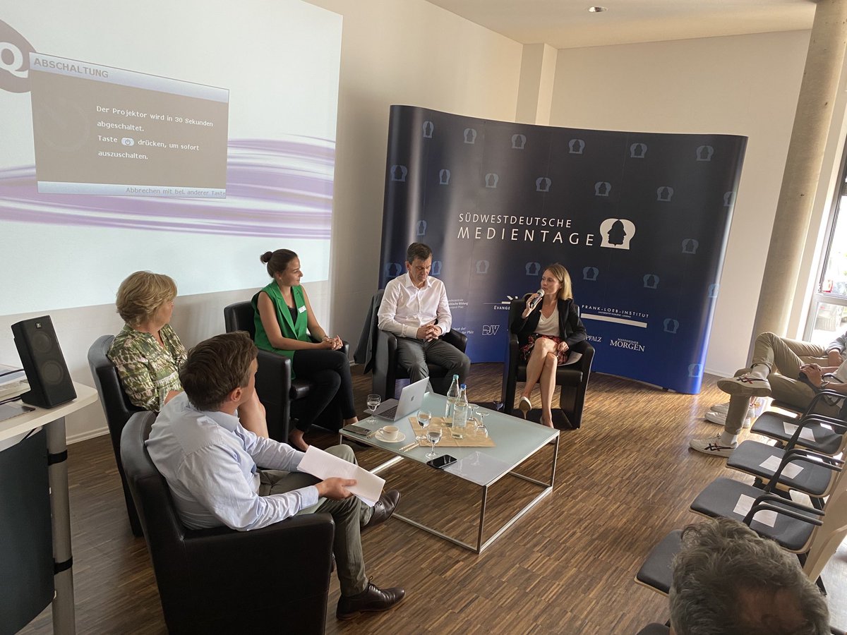 Gute Diskussion mit  ⁦<a href="/KarstenKammholz/">Karsten Kammholz</a> ⁦<a href="/ameliemariewe/">Amelie Marie Weber</a>⁩ und Holger Martens von ⁦<a href="/rheinpfalz/">DIE RHEINPFALZ</a>⁩ zum Thema Medien und Demokratie <a href="/SWMedientage/">Südwestdeutsche Medientage</a>⁩ - die Arbeit der Medien als Demokratiebeobachter ist gefährdet und das gefährdet unsere #demokratie