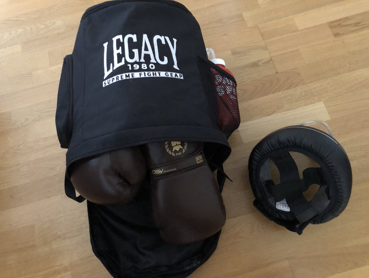 jespervarn's tweet image. Torsdag. 

#Förberedelse

Torsdagskväll är träningskväll. Träningskväll är glädjekväll. 

#PappanOchDottern #boxning