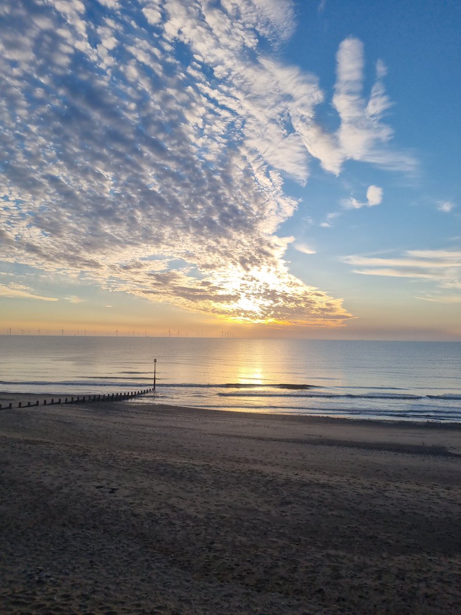 dogster24's tweet photo. @peter_levy @Hudsonweather Withernsea early on today https://t.co/S5UjGhuRKQ