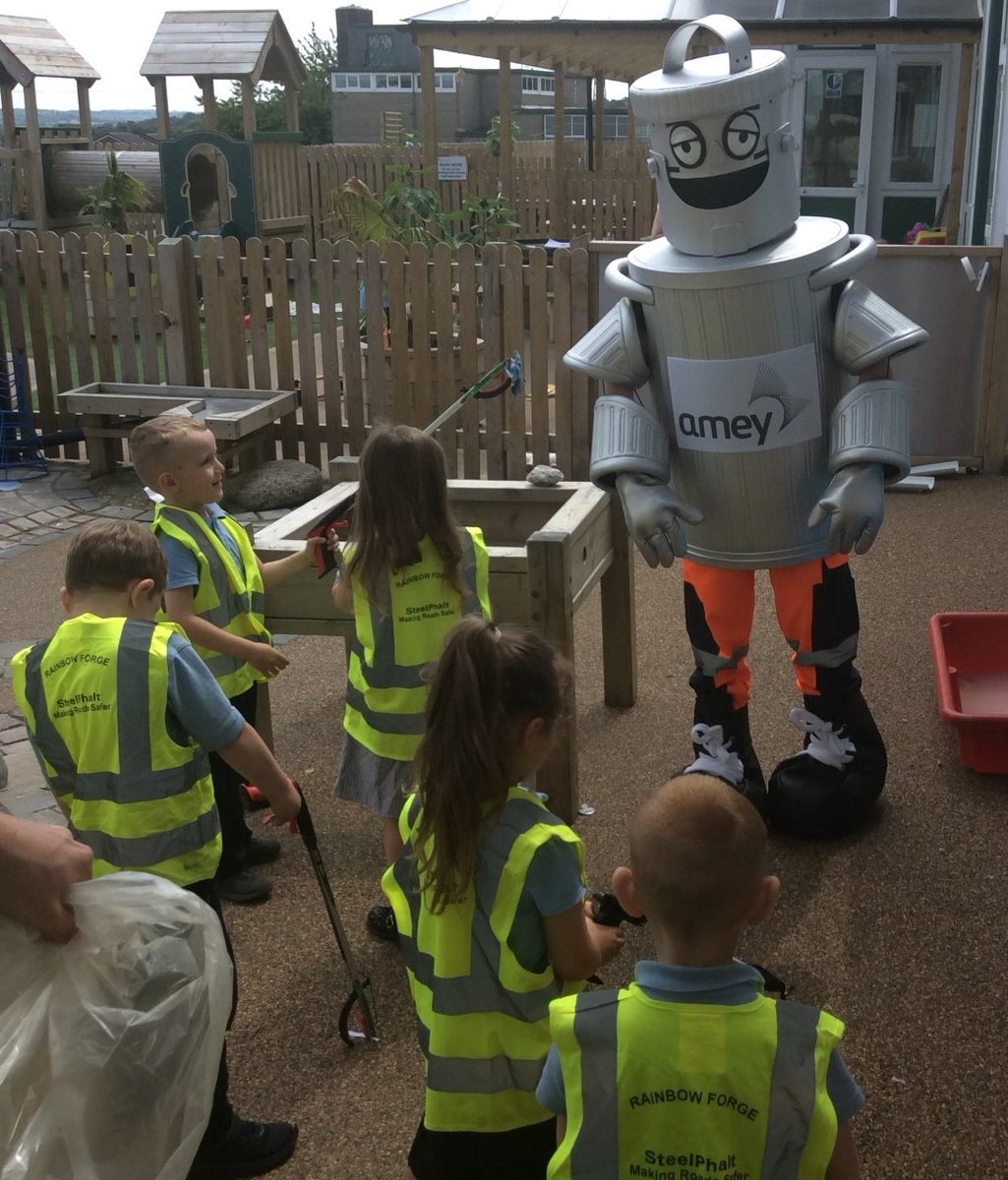 Phil the Bin was on hand to support the young #litterpickers at @rainbowforgeaca last week 👍 We’re so grateful to the Academy for spreading the word about the importance of keeping their local #community #litterfree ❤ #CleanSheffield #Sheffield