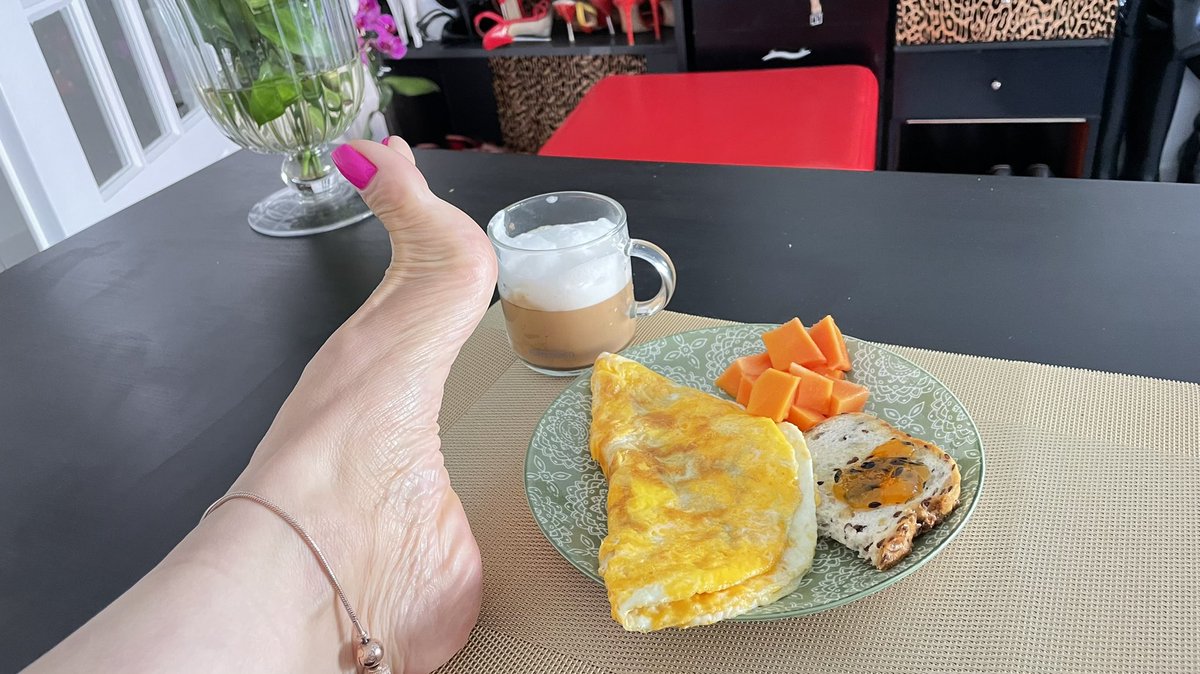 ImperatrizBella's tweet photo. Bom dia pervertidos.
Um café e orgasmo é tudo de bom. E este é o melhor bigode de leite que você verá. 
#empressbellasadic #feetworship #addictedtomyfeet #castidade #CoffeeTime #yourpainmypleasure #icumyouwatch #icontrolyou #kinkys https://t.co/u2mWzL9kKA