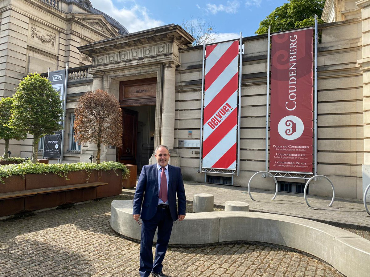 extremadura_tur's tweet photo. El DG Turismo #Extremadura y el presidente de @CAROLUSVEMPEROR entregan placa y diploma al #Coudenberg Palace como museo adscrito a la Red de Museos y Centros de Interpretación de Red de Cooperación de #Rutas de #CarlosV "Club de Producto Turístico de Carlos V".
#ItineraCarolusV https://t.co/mmQV6hcQ2h