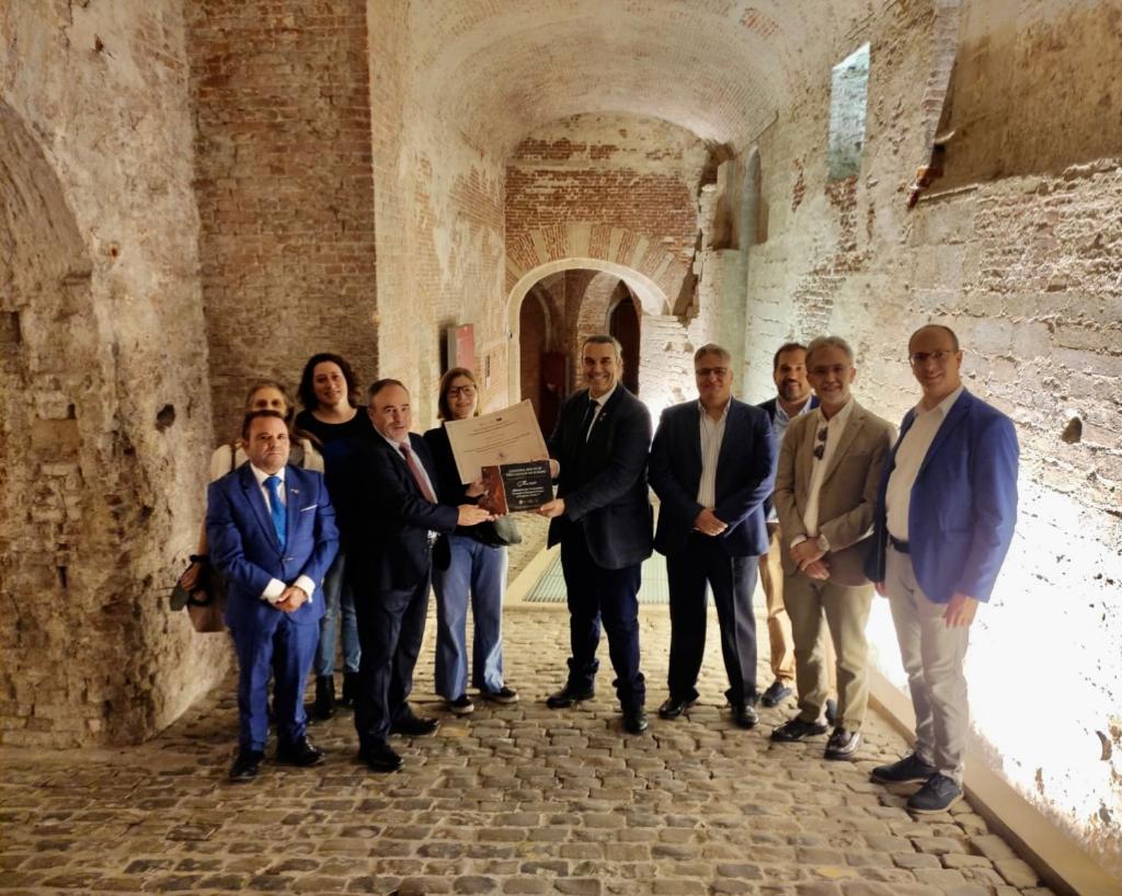 extremadura_tur's tweet photo. El DG Turismo #Extremadura y el presidente de @CAROLUSVEMPEROR entregan placa y diploma al #Coudenberg Palace como museo adscrito a la Red de Museos y Centros de Interpretación de Red de Cooperación de #Rutas de #CarlosV "Club de Producto Turístico de Carlos V".
#ItineraCarolusV https://t.co/mmQV6hcQ2h