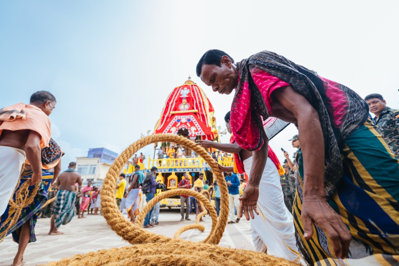 ଓଟିଭି on X: "ବିଶ୍ୱାସ କରାଯାଏ, ଏଇ ରଥ ଦଉଡି ଛୁଇଁଦେଲେ ପାପ ଧୋଇ ହୋଇଯାଏ । ଜୟ  ଜଗନ୍ନାଥ । #Ratha #Daudi #Rope #CarFestival #Puri #OTV  https://t.co/B7OSG0AAQr" / X