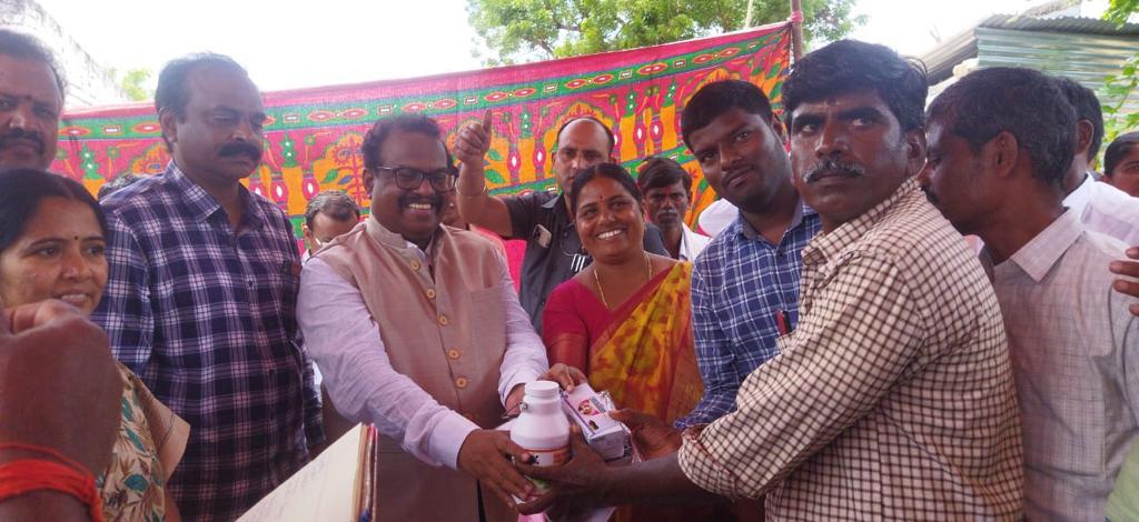 DrZeeshanAli11's tweet photo. Today conducted Animal fertility camp at Baswaipally village of Devarkadra mandal, Respected District collector sir @Collector_MBNR ,@dvahombn (DVAHO sir), Sarpanch,mandal co-option,MPP ,AMC chairman, PACS chairman has participated &amp; distributed free medicines to dairy farmers https://t.co/55AJnIG1Ur