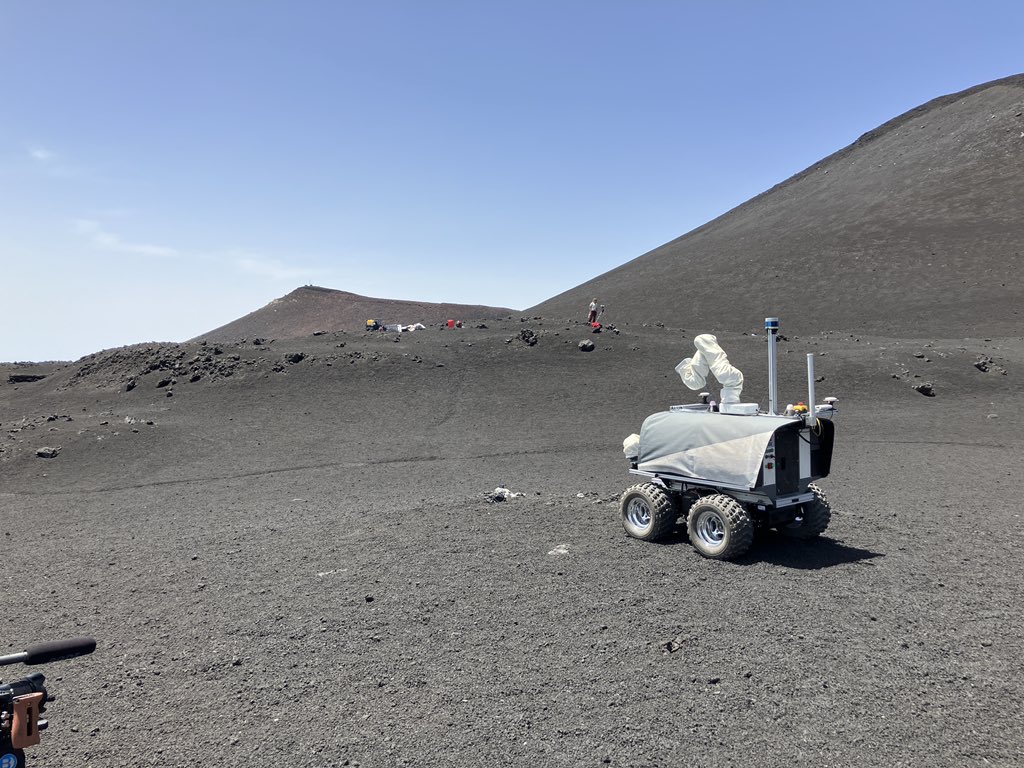 ESA_Tech's tweet photo. The two halves of this afternoon’s #Analog1 test: @ESA astronaut Thomas Reiter 23 km away in #Catania 🇮🇹 &amp; the Interact rover he will control, 2600 m up #MountEtna #ARCHES22 #RobotsOnEtna https://t.co/1WRbPLFbw8