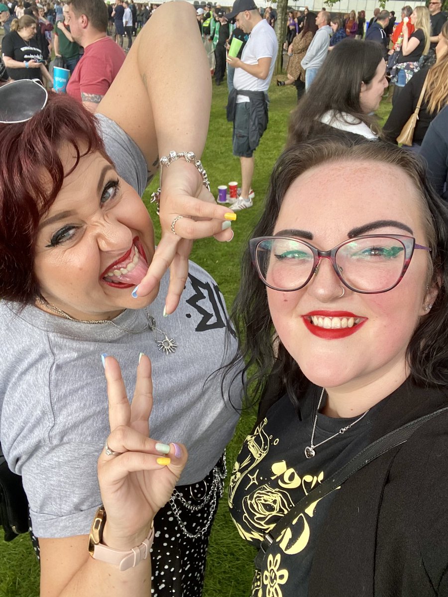 LadyChezz's tweet photo. GREEEEEN DAYYYYYYY &amp; FALL OUT BOY!!!! https://t.co/3tSkHa27YQ