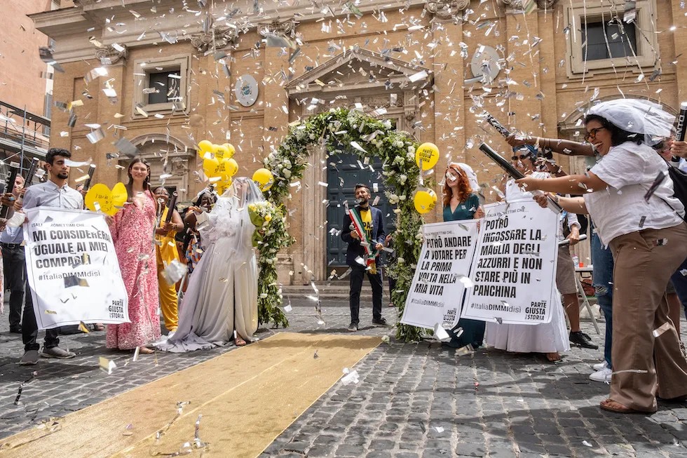Alla Camera la legge sullo #iusscholae (cittadinanza italiana ai minori stranieri dopo un percorso scolastico di 5 anni). Sinistra e destra uguali? Il #PD propone e sostiene, la destra frena a suon di benaltrismo. 
Forza <a href="/giorgis65/">Andrea Giorgis</a> <a href="/FraBonomo/">Francesca Bonomo</a> <a href="/graziano_delrio/">Graziano Delrio</a> <a href="/stefanolepri/">stefano lepri</a>