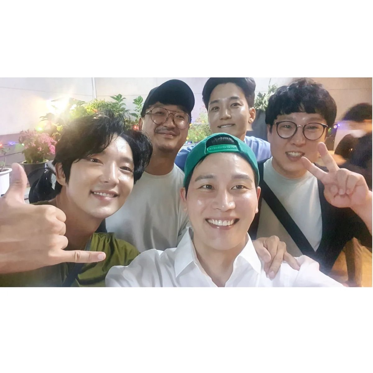 jgthaifamily_'s tweet photo. 7.ของขวัญจาก Cube Entertainment กับพี่ฮยองมุก
8.กับนักเขียนอีแฮนัล และพี่จินอู
#AgainMa #ปาร์ตี้นาทีสุดท้าย #สำเร็จ #💚

@jg_k_drama_417🙏
https://t.co/JcR01d1PiZ
#AgainMyLife #어게인마이라이프 #이준기 #LeeJoonGi #อีจุนกิ #LeeJunKi #KimHyeongMook #JungSangHoon #KimJinWoo #Jichan https://t.co/bmxHfmjRxt